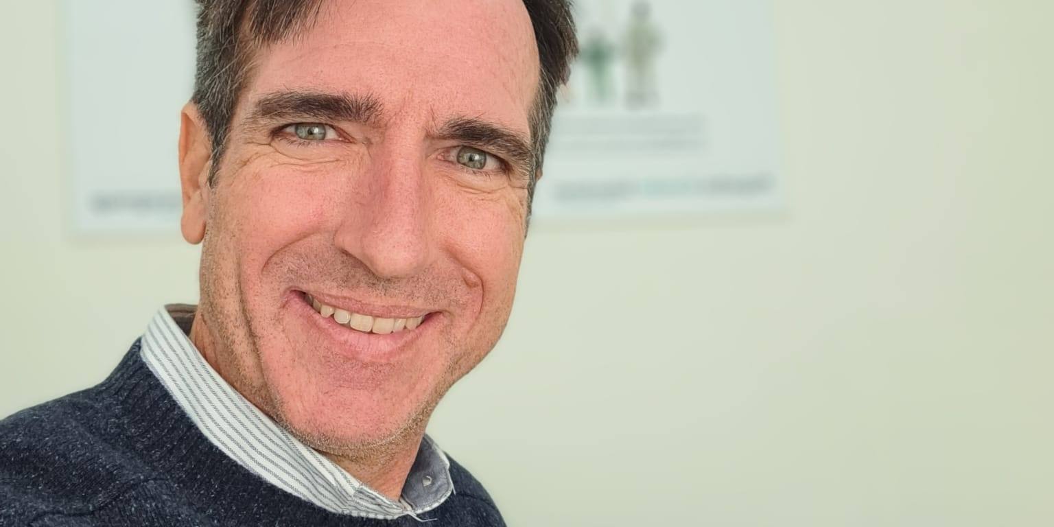 Foto de mediador de seguros que quiere demostrar honestidad y ética profesional a sí mismo todos los días