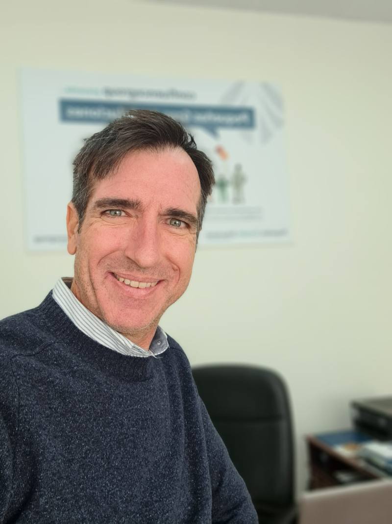 mediador-de-seguros-web Foto de mediador de seguros que quiere demostrar honestidad y ética profesional a sí mismo todos los días